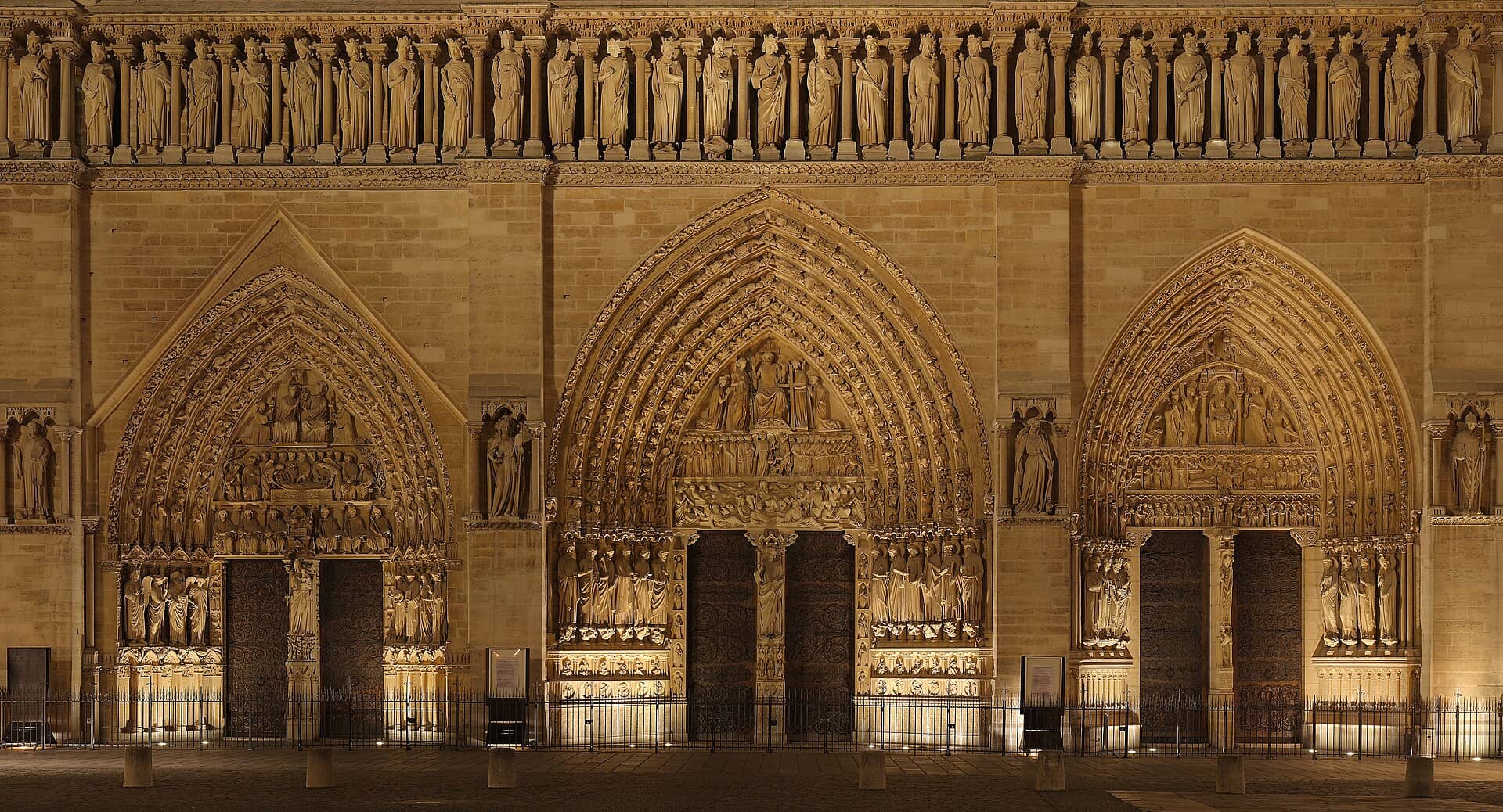 Fachada gótica da Catedral de Notre-Dame, em Paris