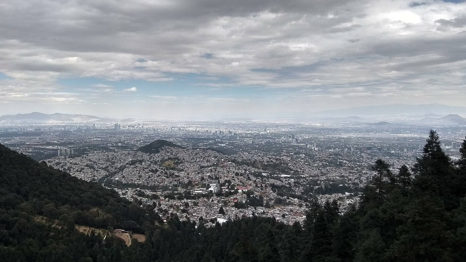 Vista da Cidade do México no Vale do México, cercada por montanhas