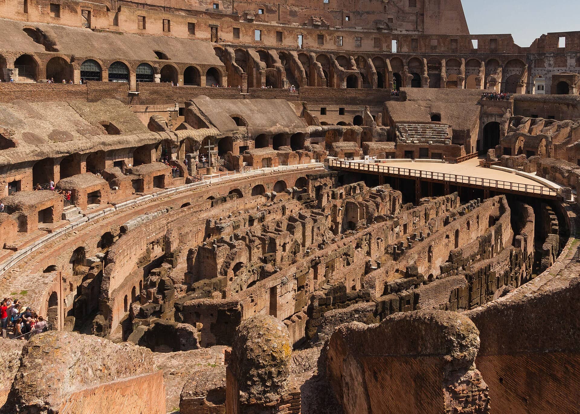 Vista interna do Coliseu de Roma, mostrando a arena