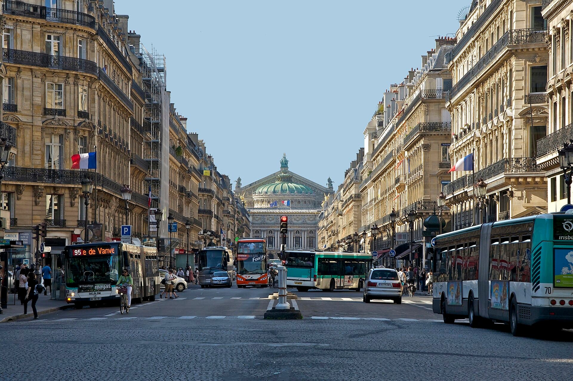 Avenida parisiense com a arquitetura padronizada da reforma de Haussmann