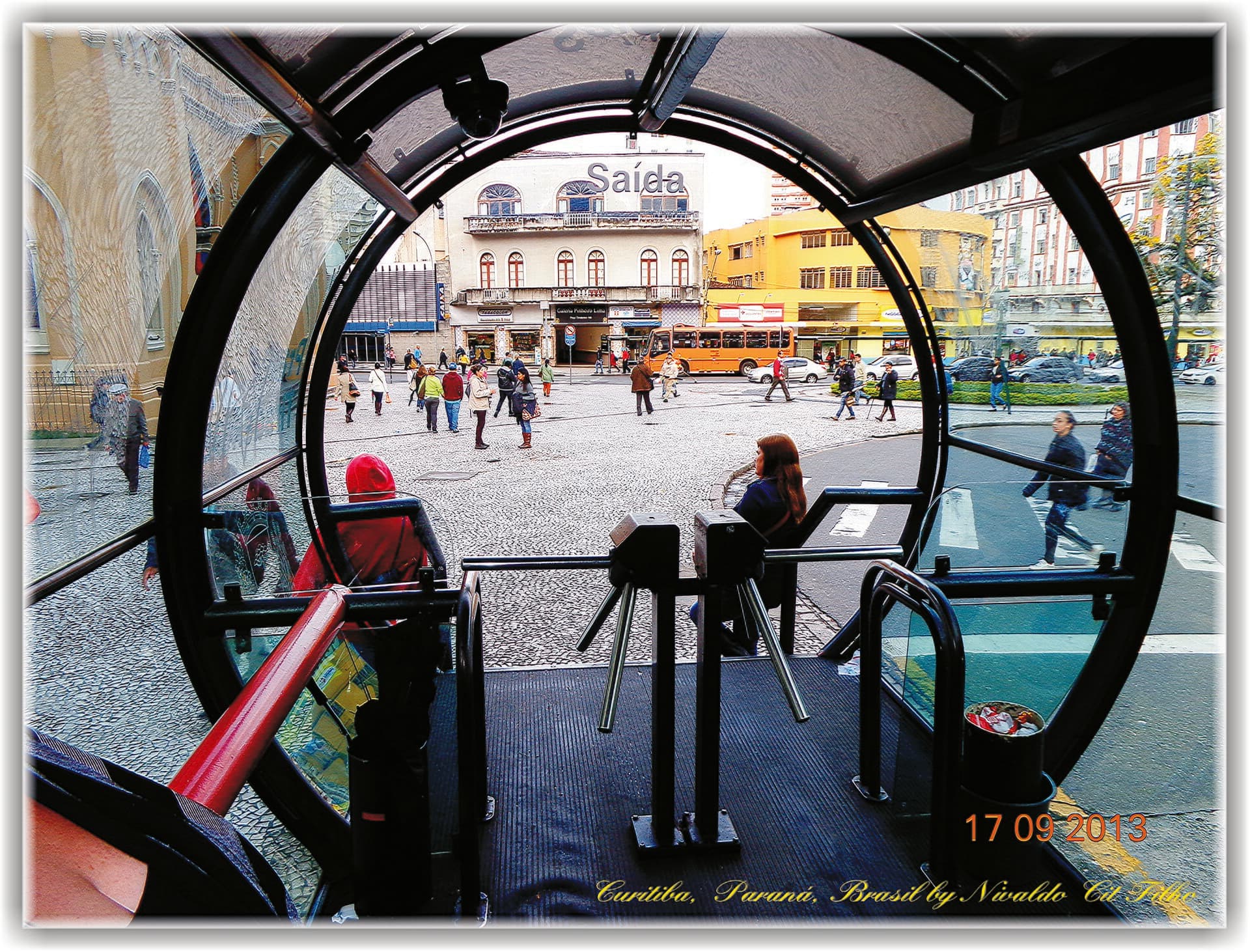 Estação-tubo do sistema de ônibus de Curitiba