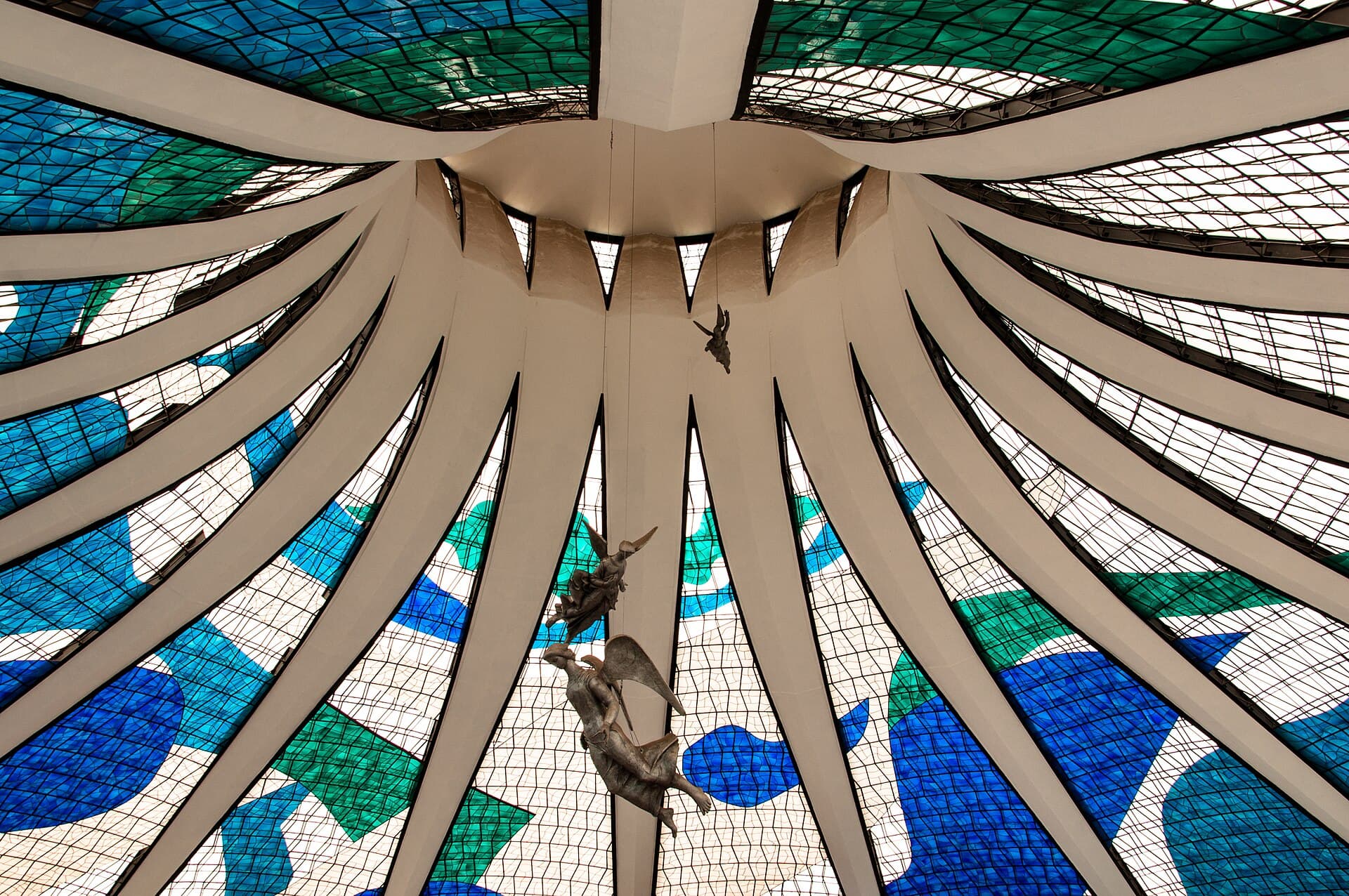 Interior da Catedral Metropolitana de Brasília, com seus 16 pilares