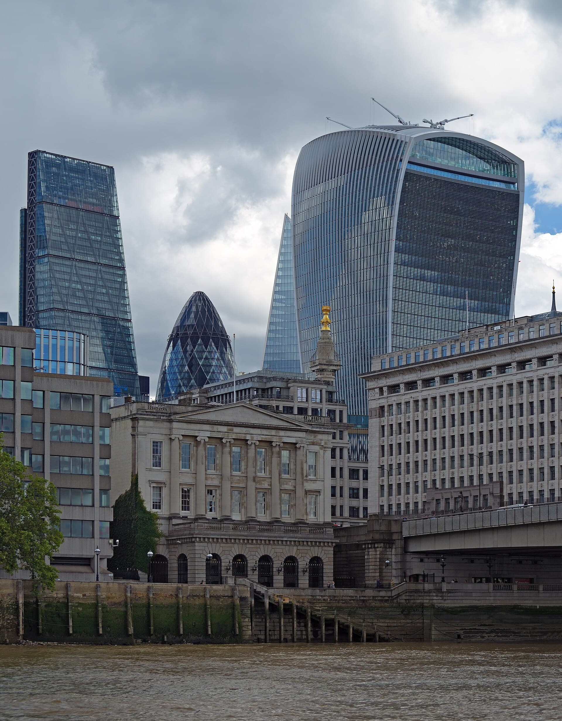 Rio Tâmisa atravessando o centro de Londres