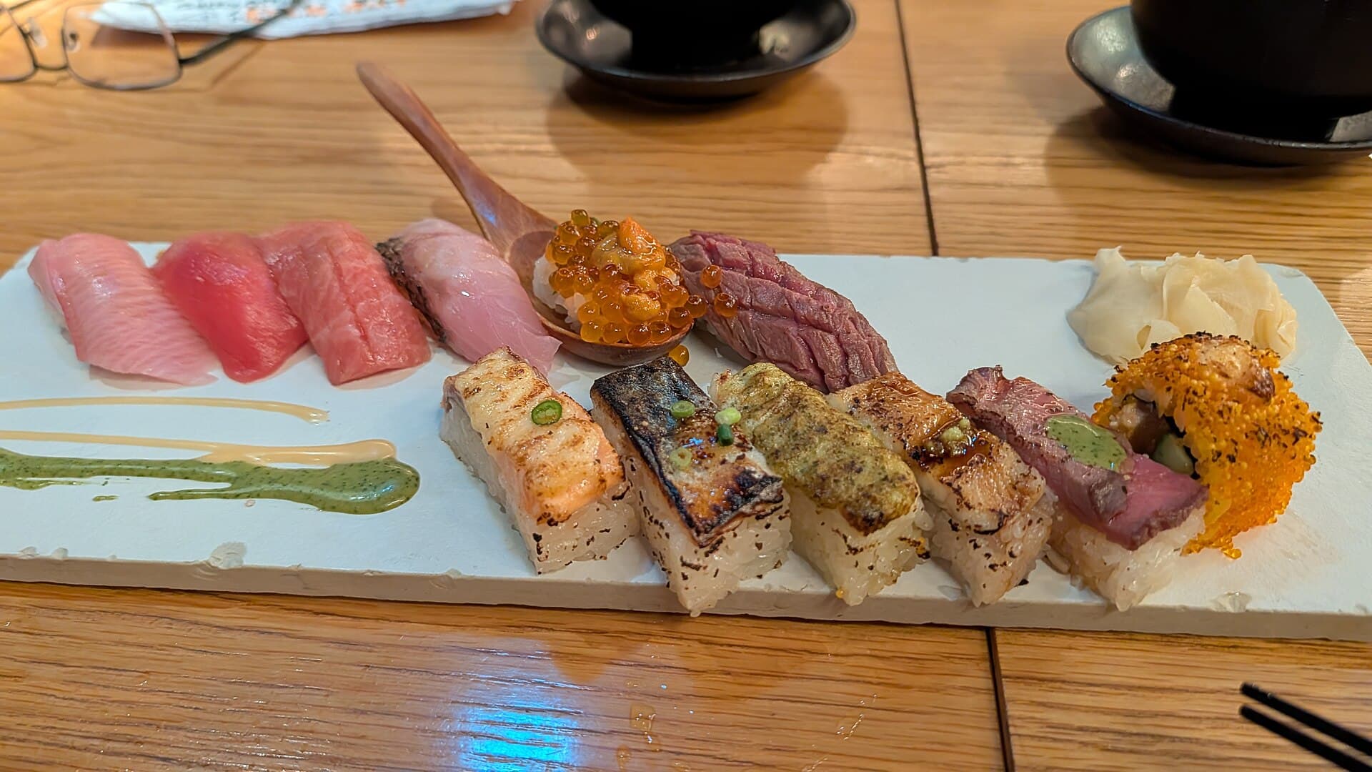 Sushi preparado em um restaurante de Tóquio