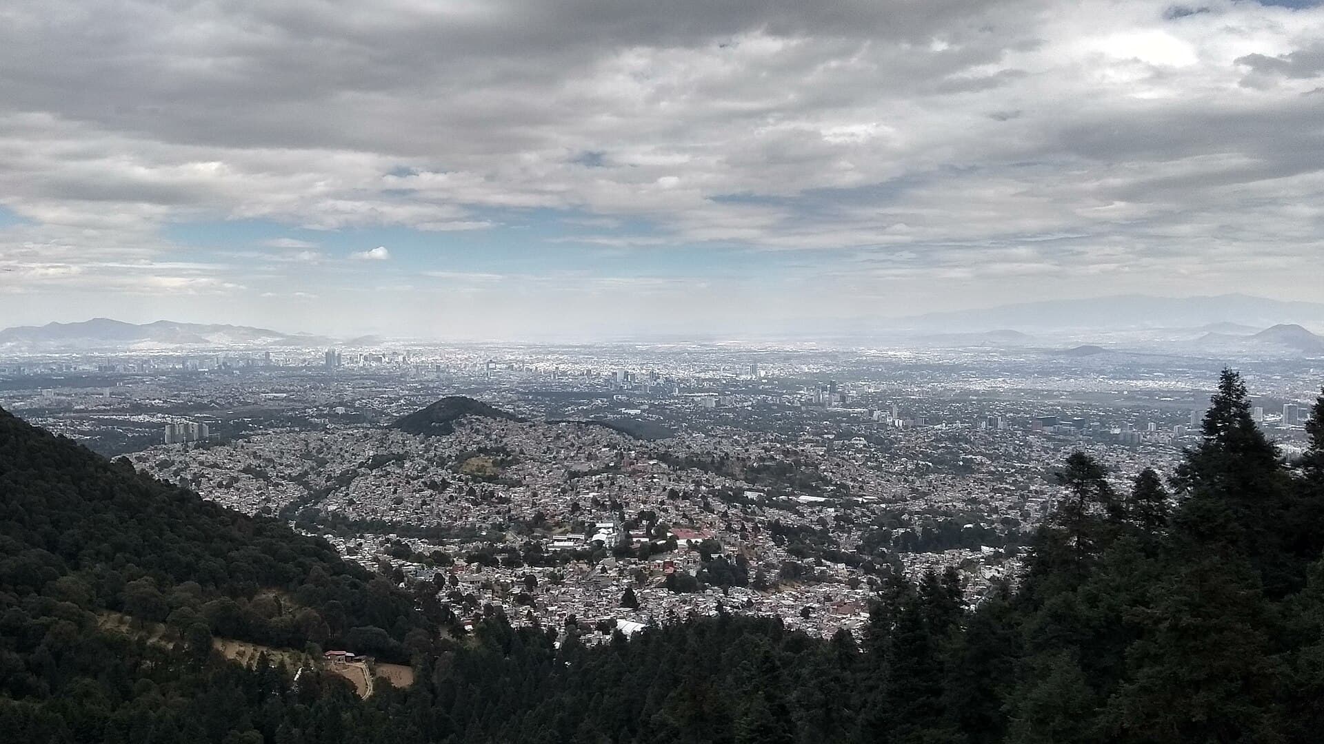 Vista da Cidade do México no Vale do México, cercada por montanhas