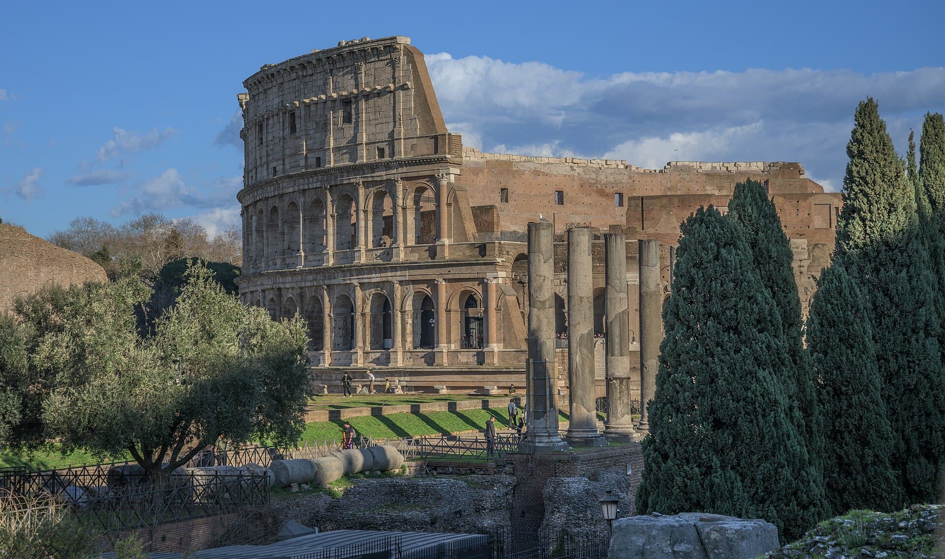 Vista do Fórum Romano e do Coliseu, em Roma